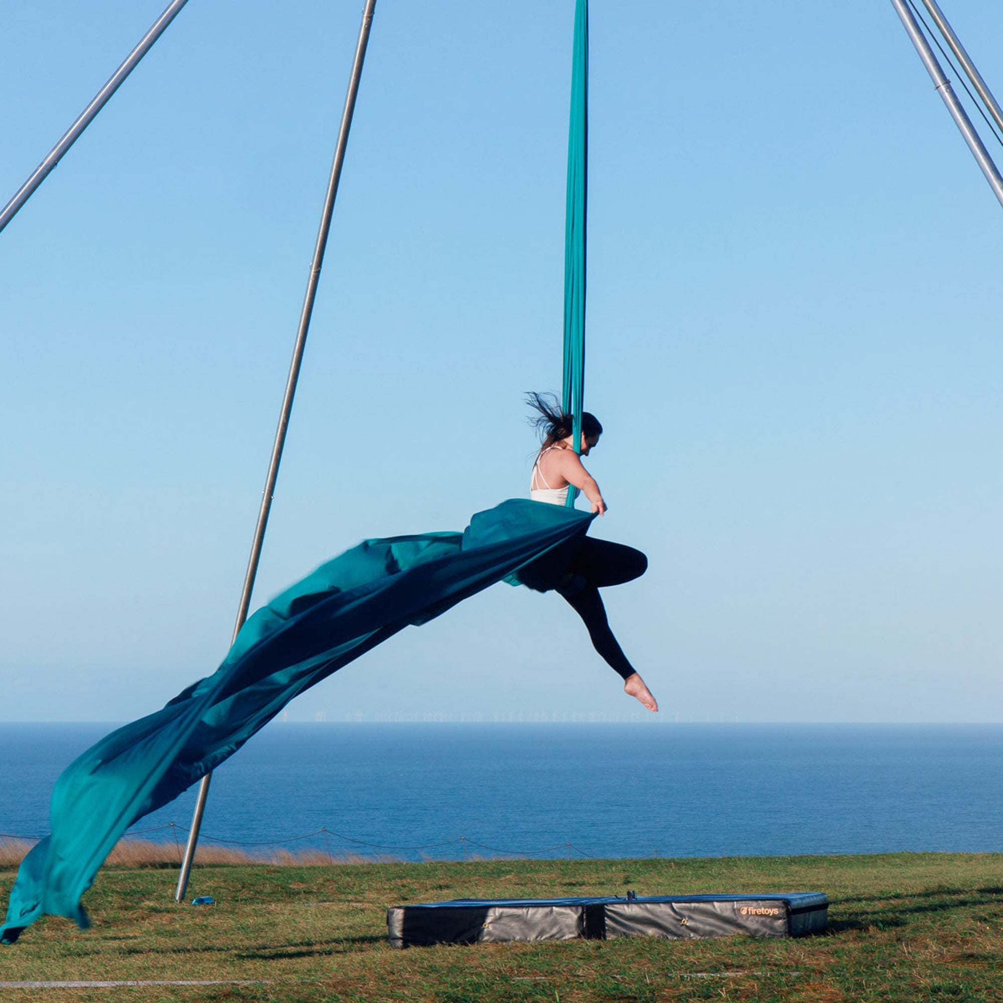 green silks outdoors on a big rig with the ocean in background